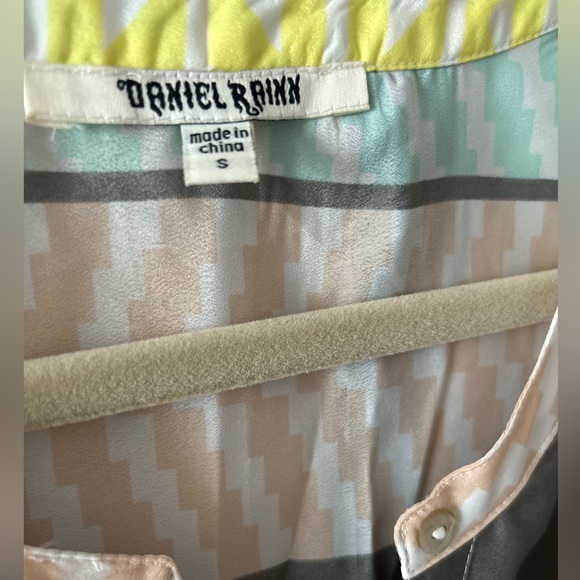 Sleeveless top with knot. - Picture 2 of 3